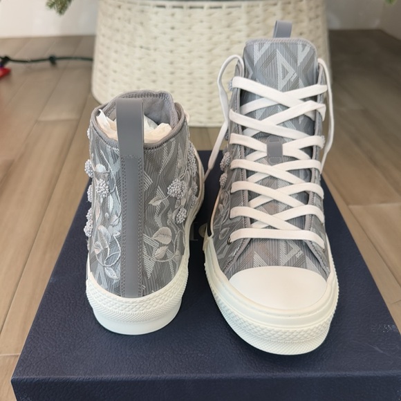 DIOR B23 HIGH-TOP
LILY OF THE VALLEY EMBROIDERY - Picture 4 of 13